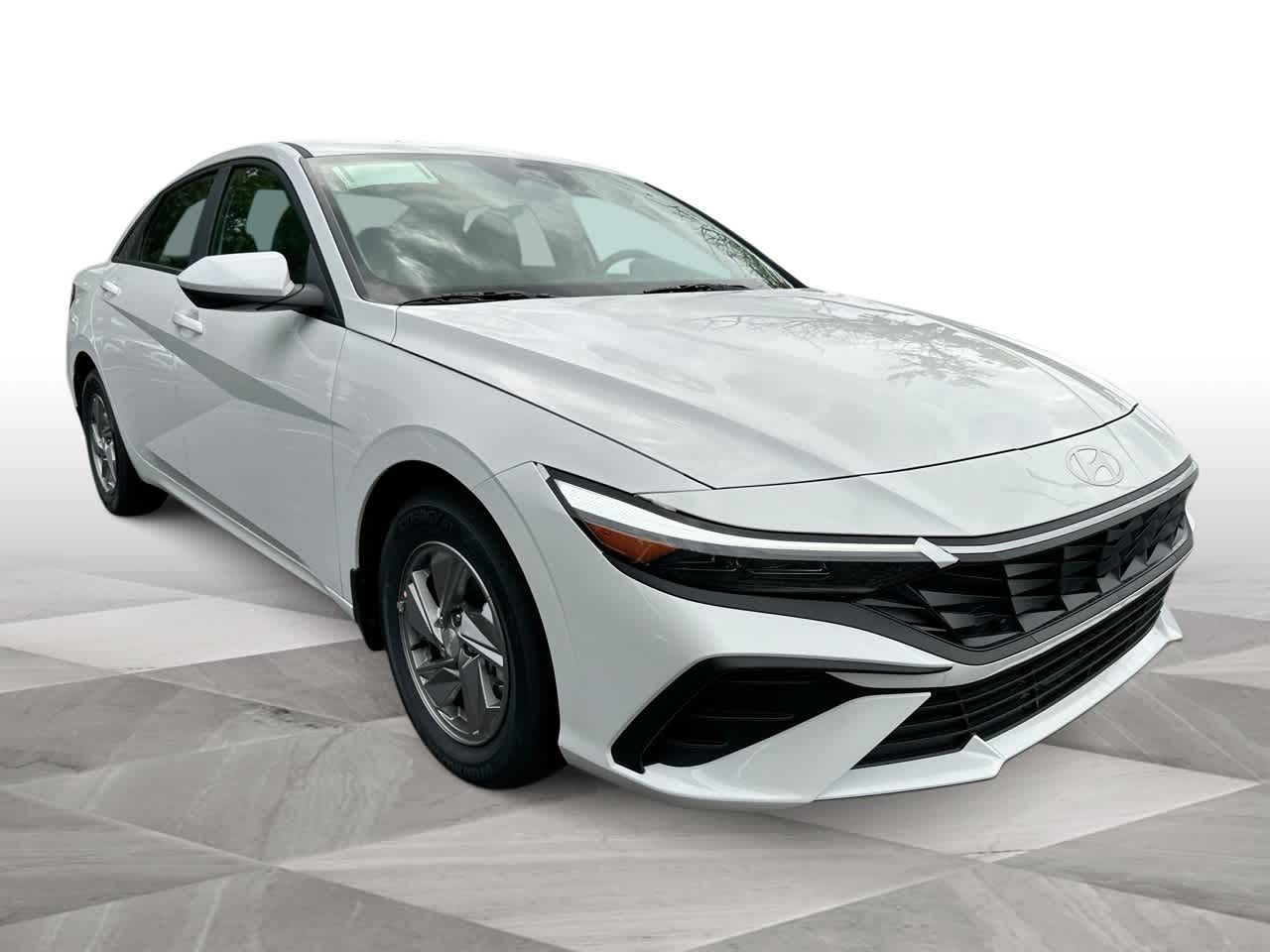 2025 Hyundai Elantra SE photo 2