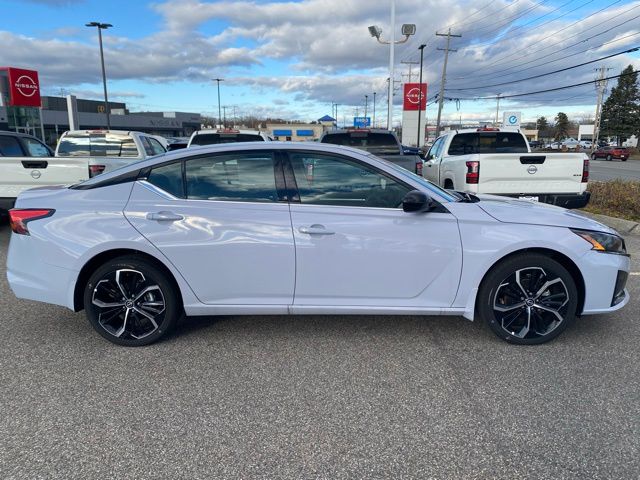 2025 Nissan Altima SR photo 2