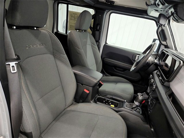 2024 Jeep Wrangler Sahara photo 29