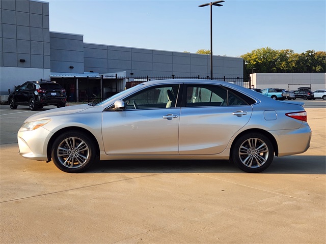 2015 Toyota Camry SE photo 4