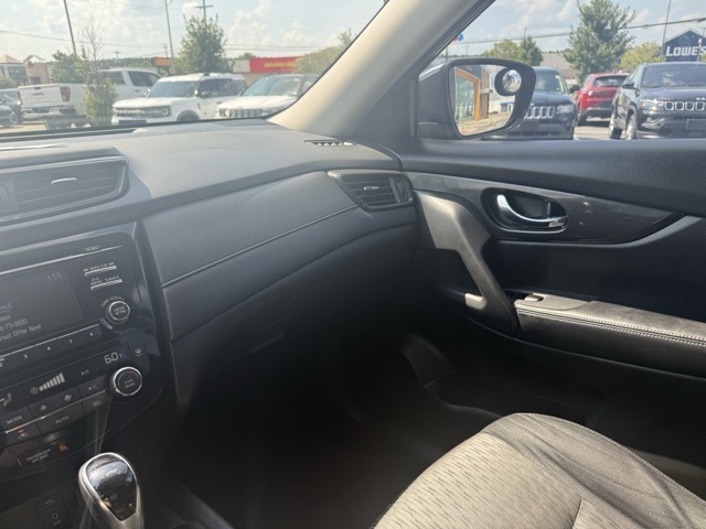 2017 Nissan Rogue SV photo 22