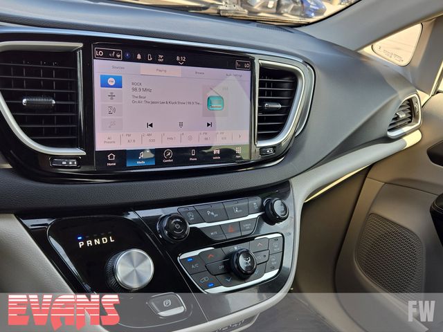 2024 Chrysler Pacifica Touring L photo 4