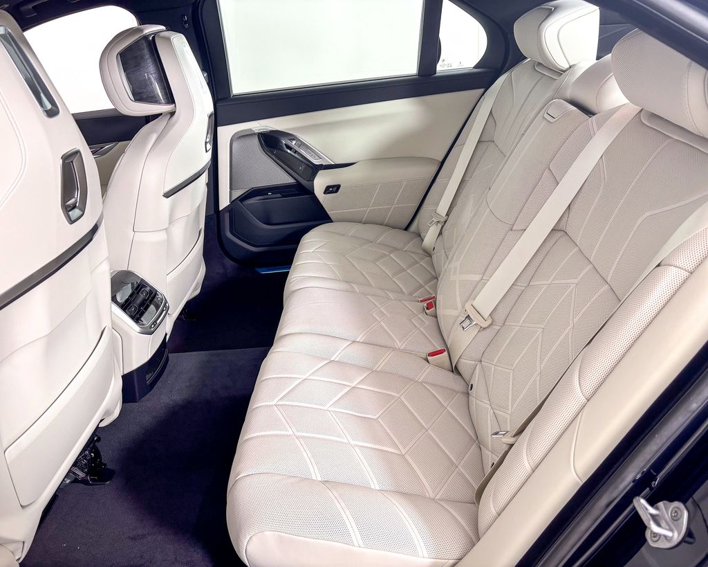2025 Bmw 750e 750e xDrive photo 25