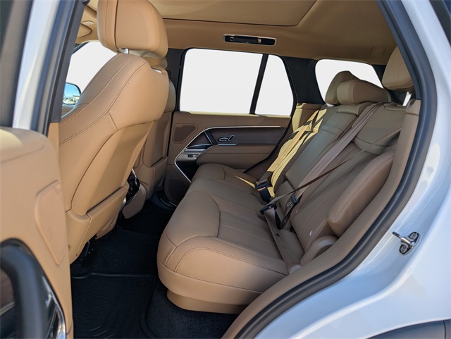 2025 Land Rover Range Rover SE photo 4