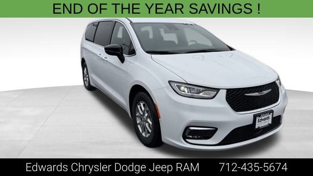 2026 Chrysler Pacifica Select's photo