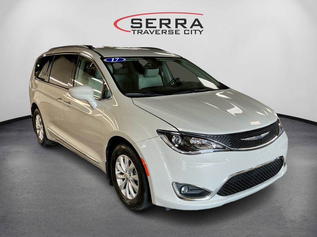 2017 Chrysler Pacifica Touring L photo 3