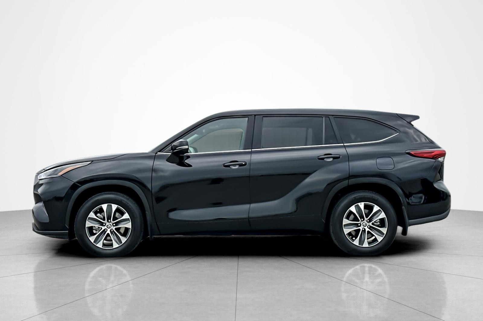 2023 Toyota Highlander XLE photo 2
