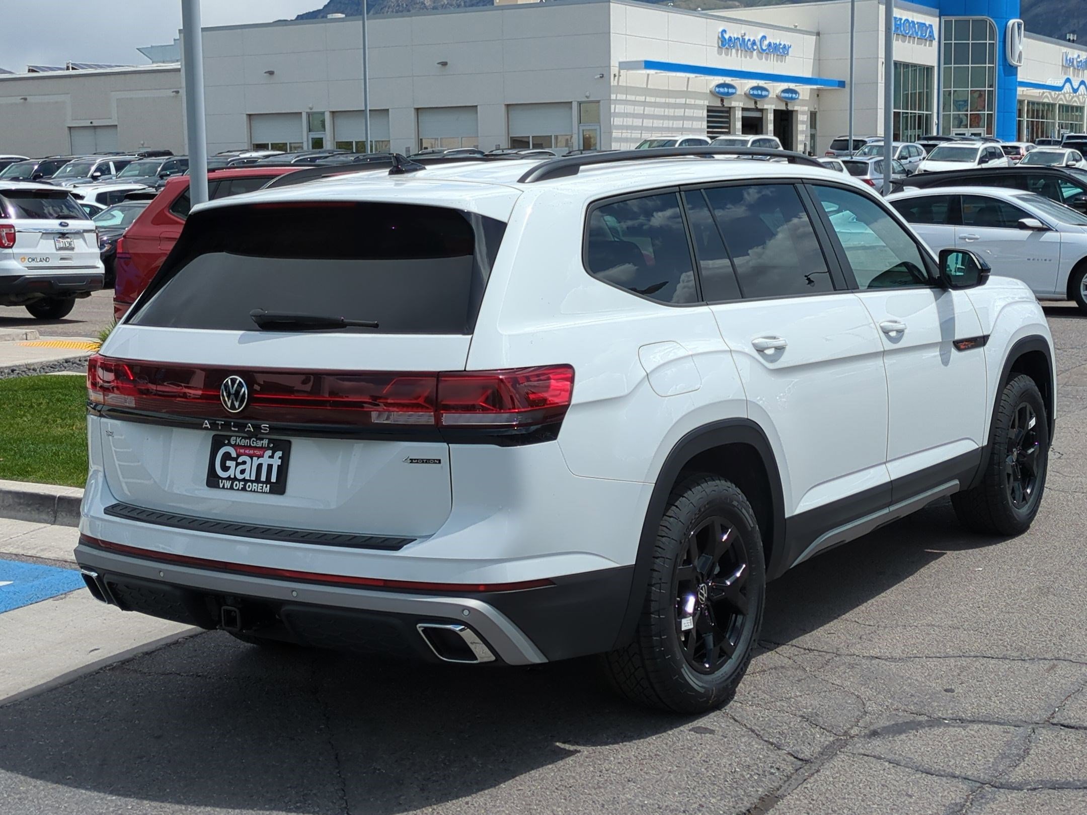 2025 Volkswagen Atlas Peak Edition SE photo 3