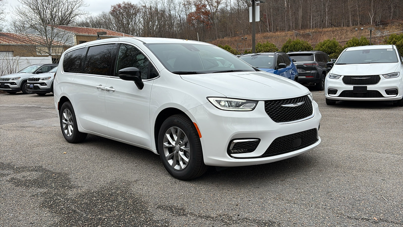 2026 Chrysler Pacifica Touring L photo 3