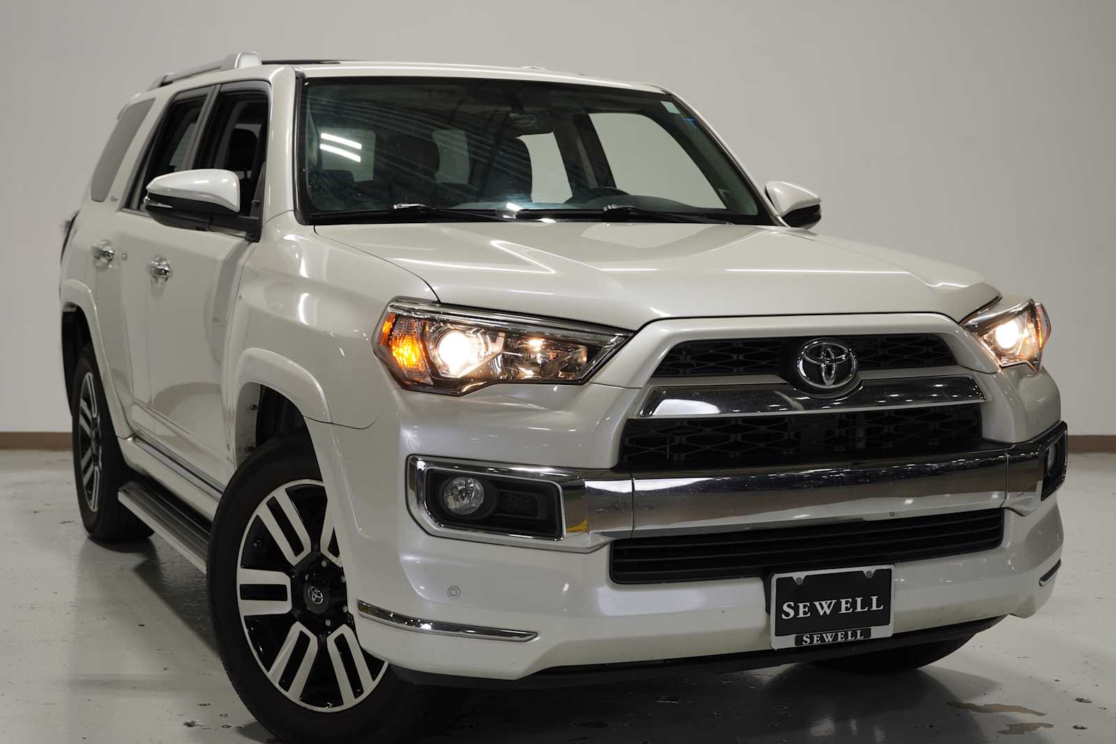 2016 Toyota 4Runner Limited photo 3