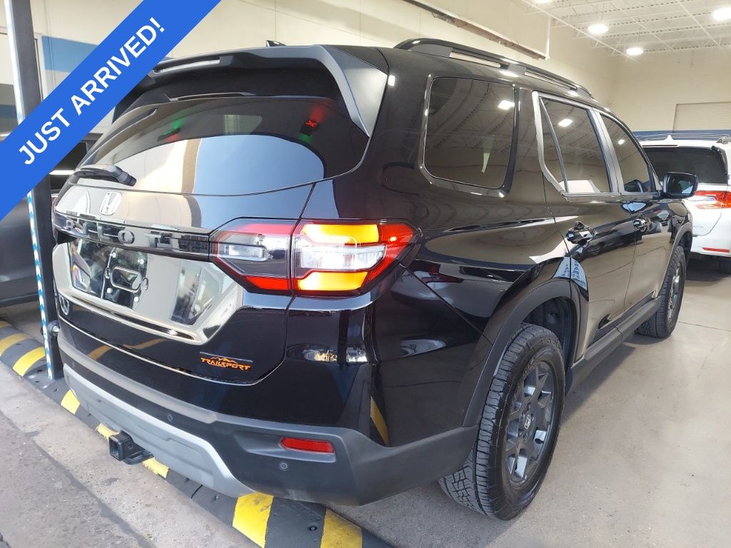 2025 Honda Pilot TrailSport photo 2