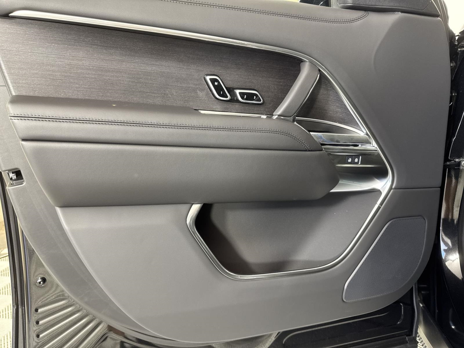 2025 Land Rover Range Rover SE photo 21