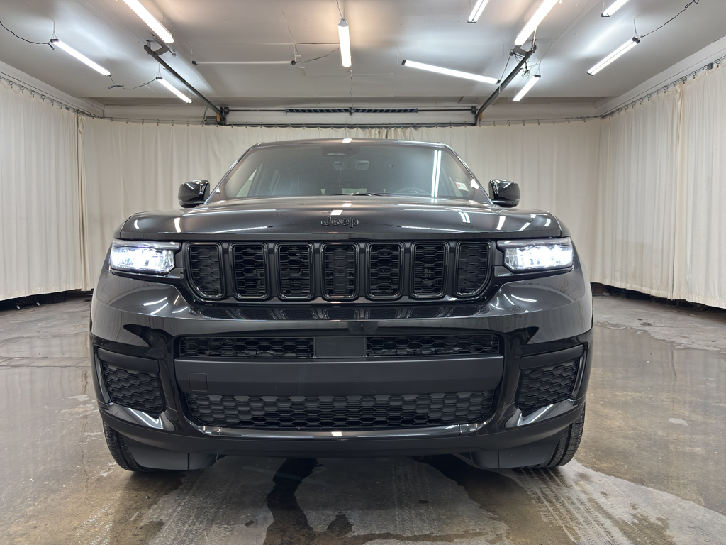 2025 Jeep Grand Cherokee Altitude photo 2