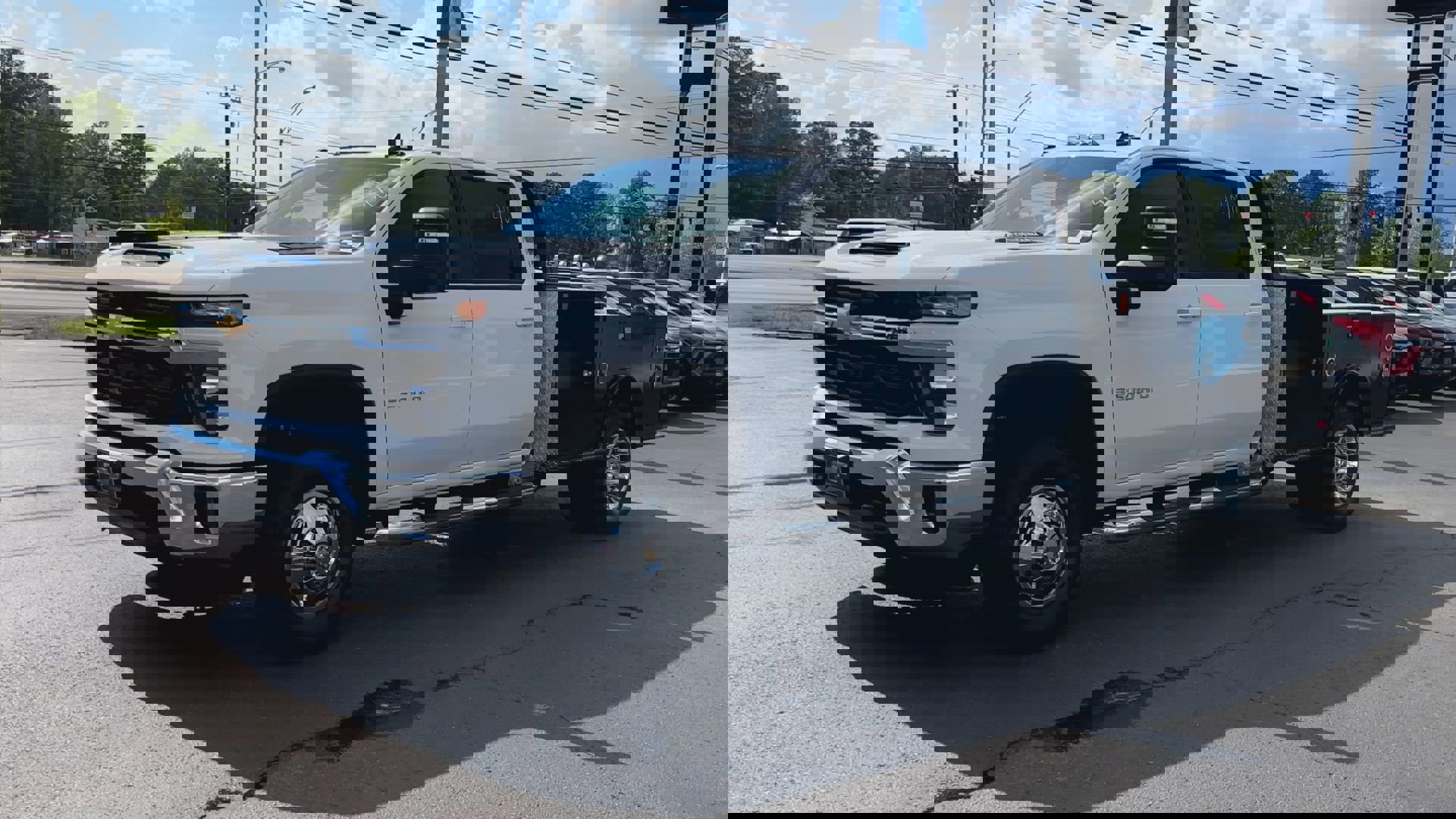 2025 Chevrolet Silverado 3500HD LT photo 4