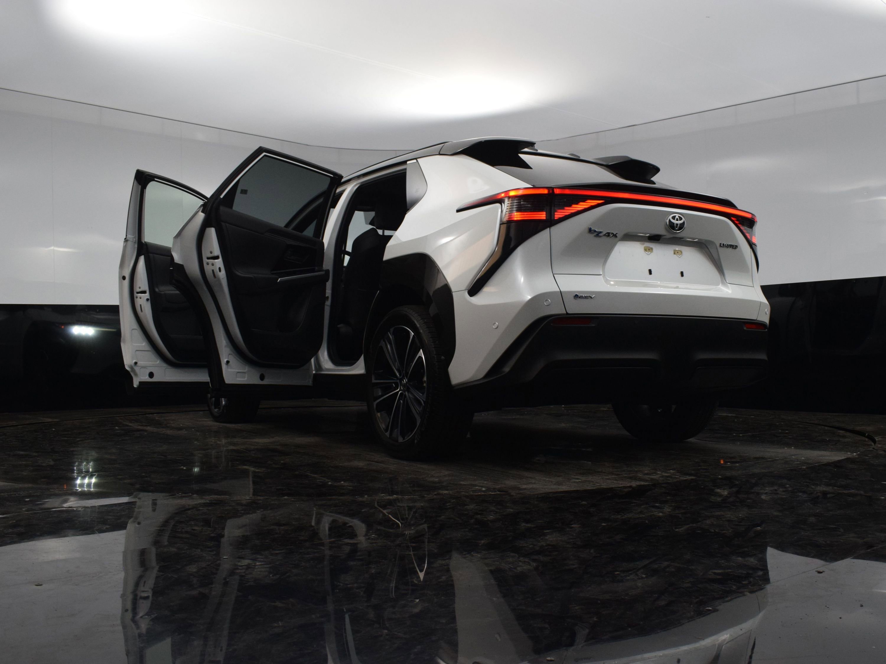 2024 Toyota bZ4X XLE photo 34