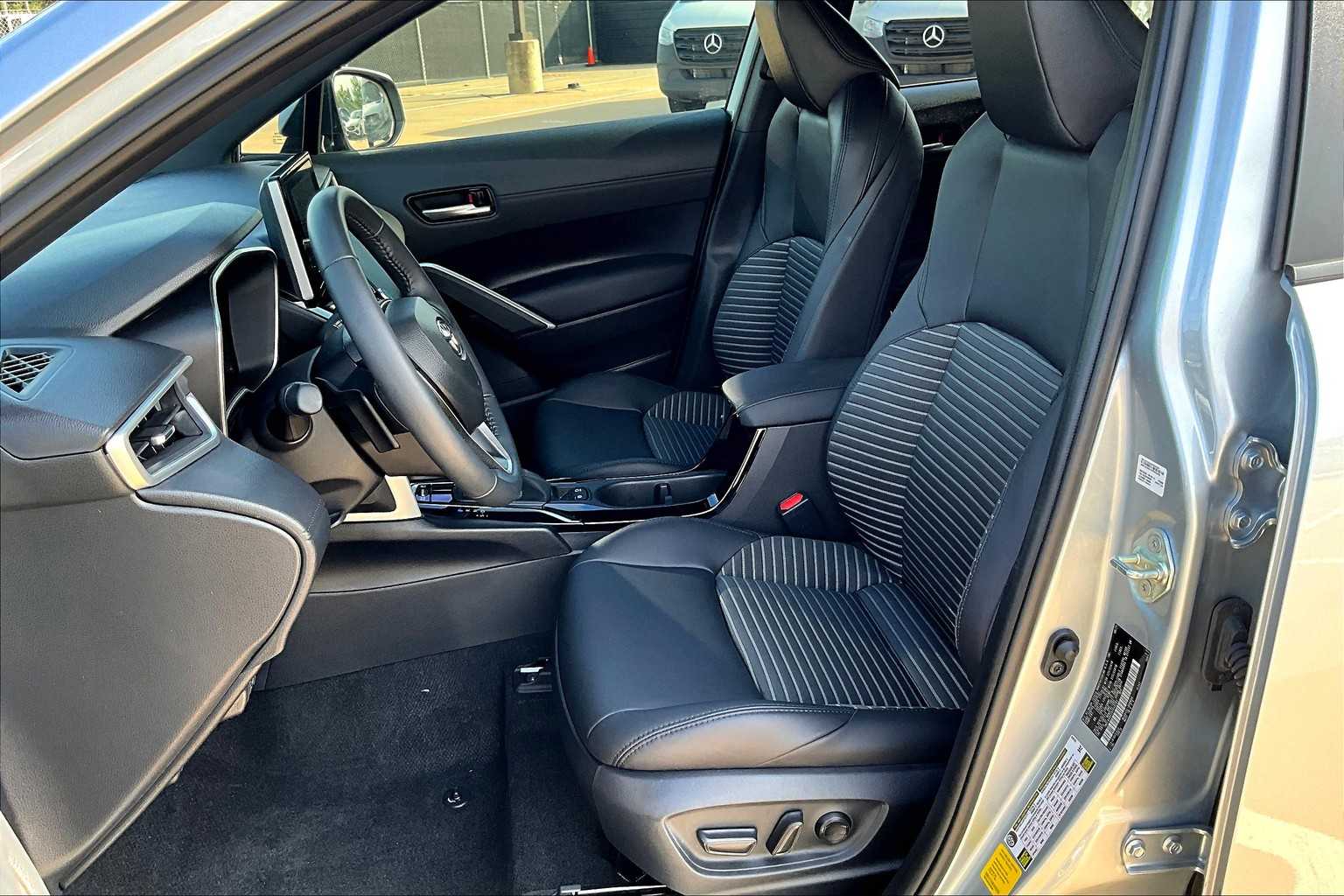 2024 Toyota Corolla Cross Hybrid XSE photo 7