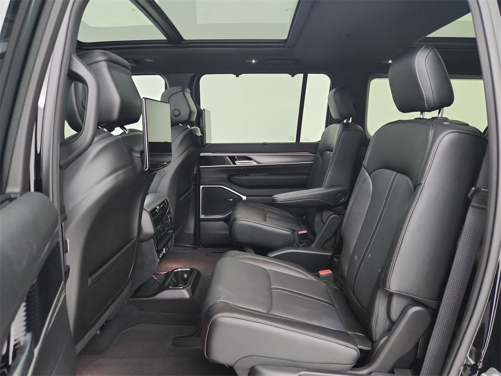 2025 Jeep Wagoneer L Series II photo 28