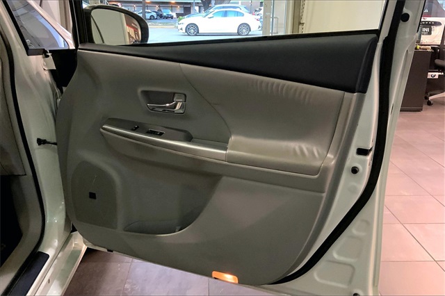 2017 Toyota Prius V Two photo 21