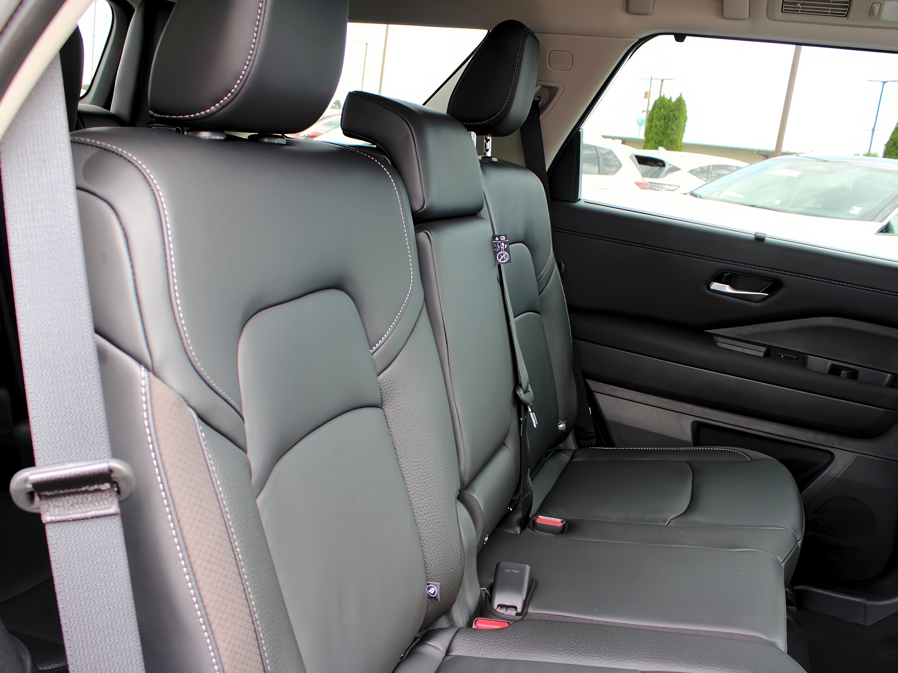 2025 Nissan Pathfinder SL photo 26