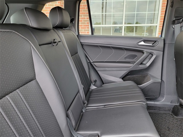 2023 Volkswagen Tiguan SE R-Line Black photo 16