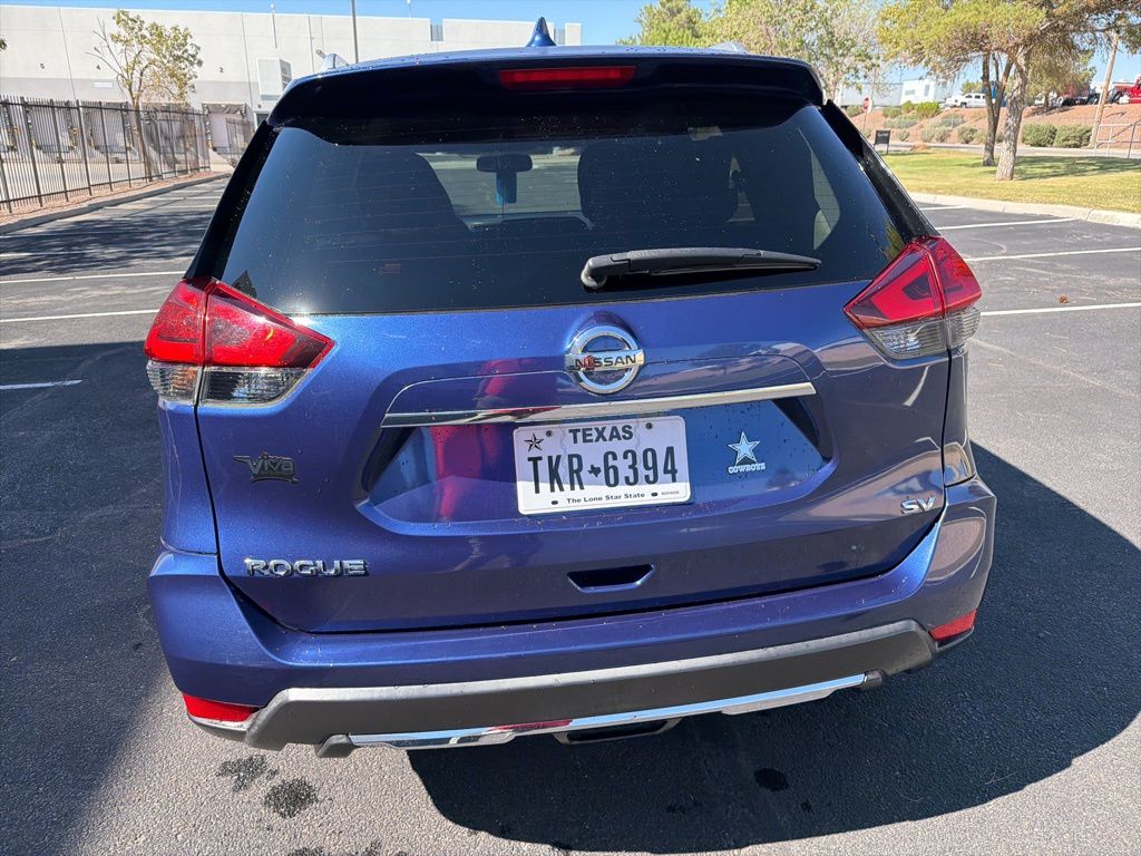 2017 Nissan Rogue SV photo 3