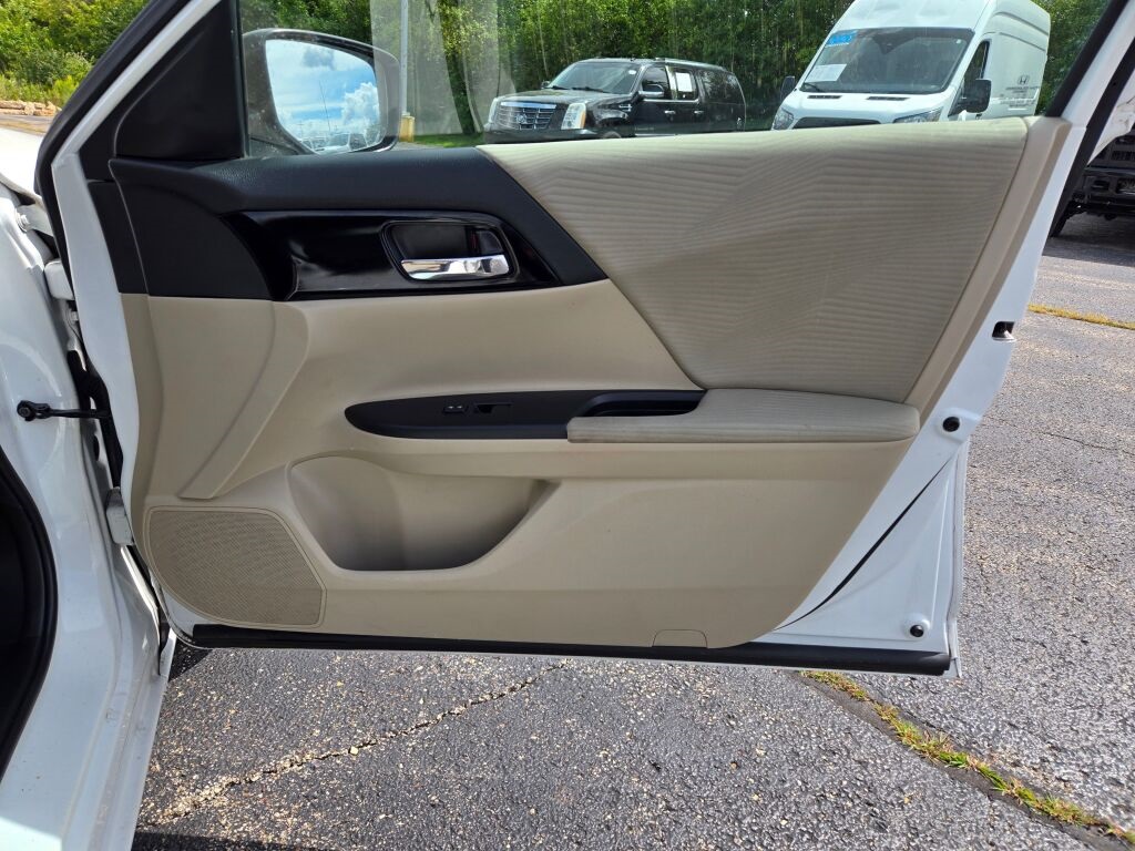 2017 Honda Accord LX photo 5