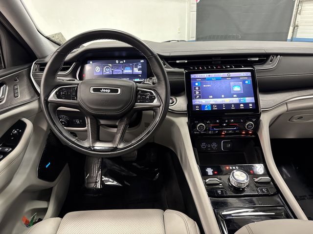 2022 Jeep Grand Cherokee Overland photo 2