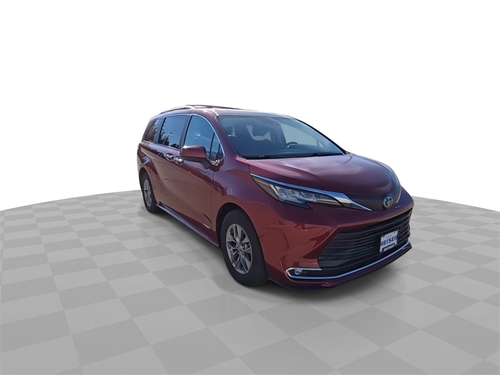 2021 Toyota Sienna XLE photo 2