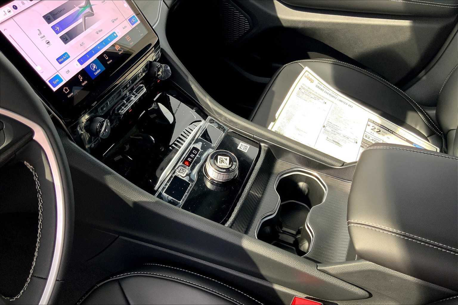 2025 Jeep Grand Cherokee Limited photo 3