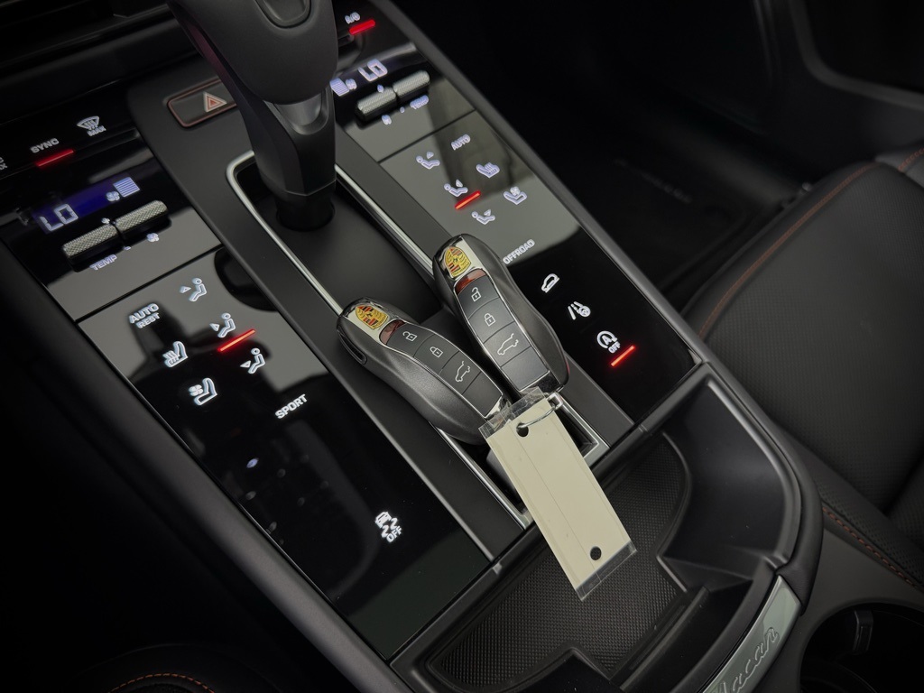 2025 Porsche Macan T photo 27