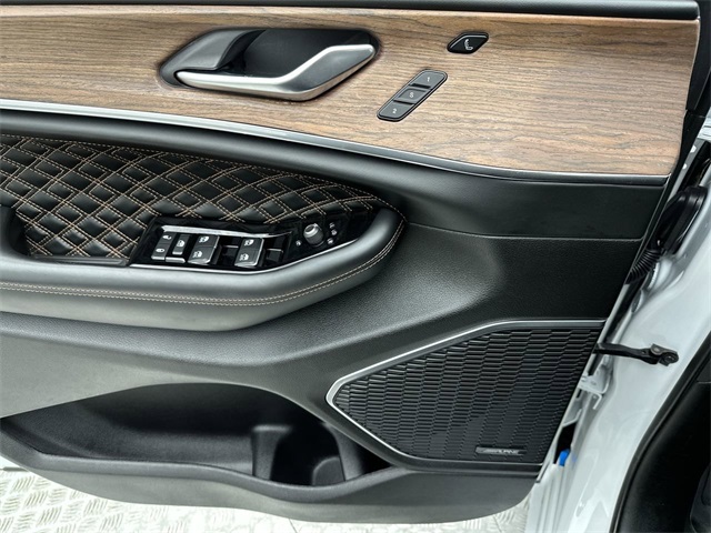 2023 Jeep Grand Cherokee L Summit photo 4