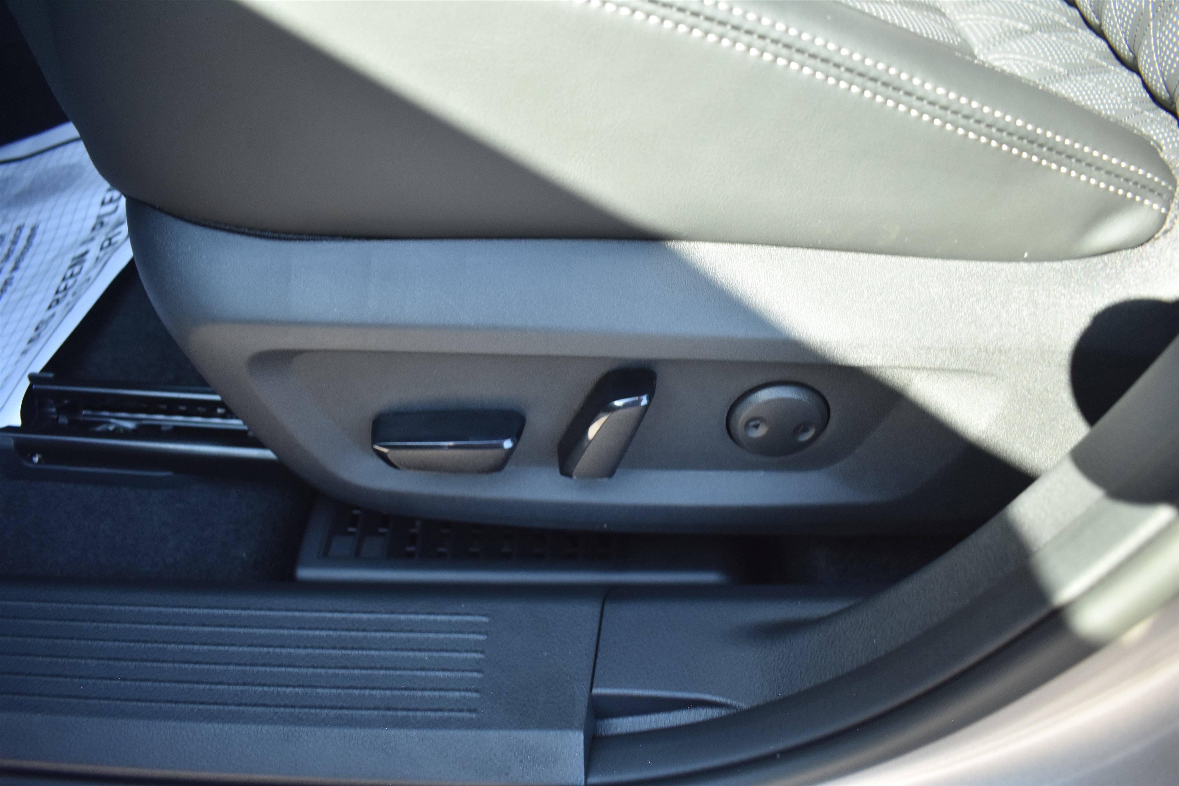 2026 Nissan Rogue Platinum photo 2