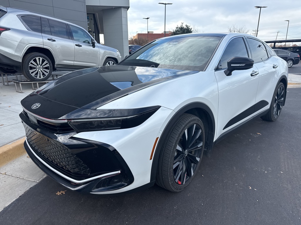 2025 Toyota Crown Platinum's photo