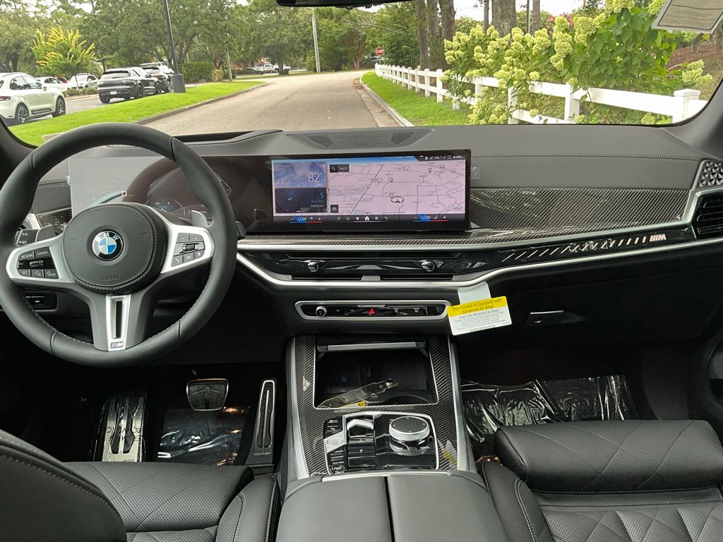 Used 2025 Alpine White BMW M60i image 10