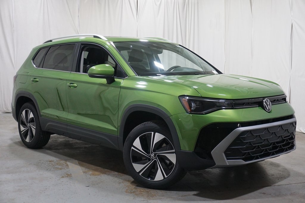 2025 Volkswagen Taos SE photo 3