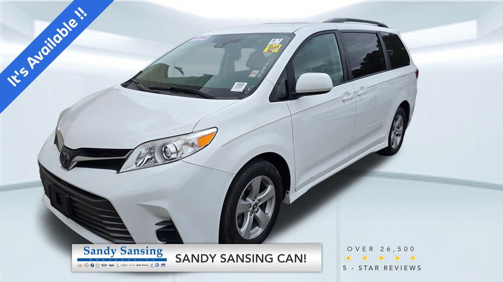 2019 Toyota Sienna LE's photo