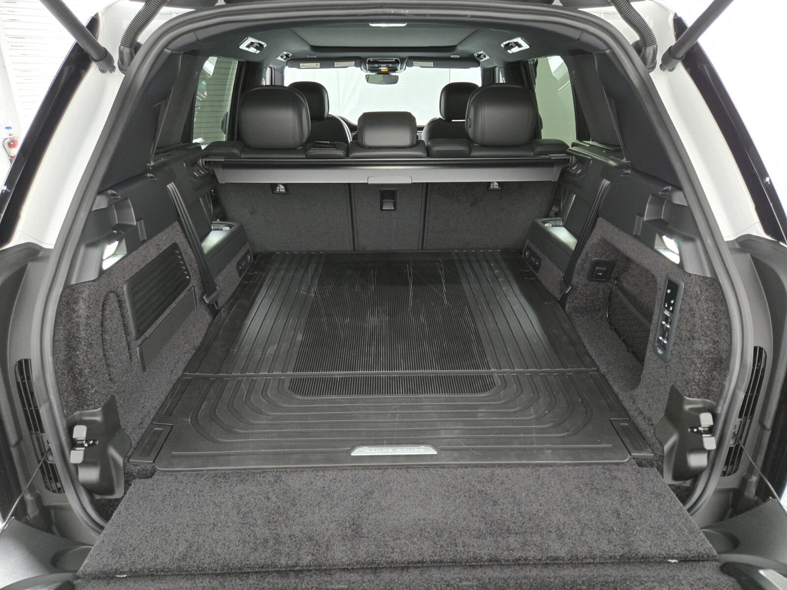 2025 Land Rover Range Rover SE photo 13