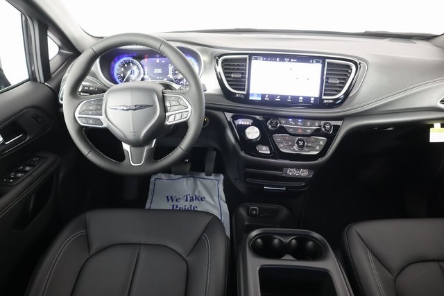 2025 Chrysler Pacifica photo 6