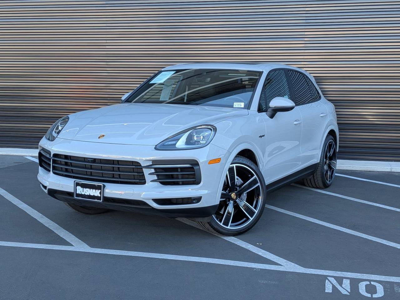 2023 Porsche Cayenne Platinum Edition's photo