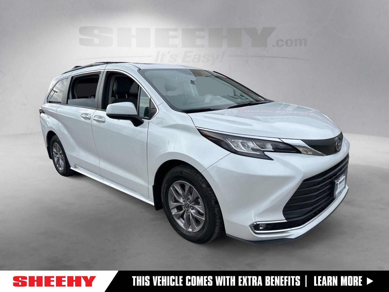 2022 Toyota Sienna XLE's photo