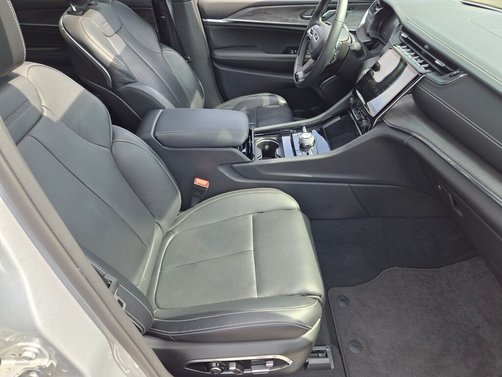 2024 Jeep Grand Cherokee Overland photo 3