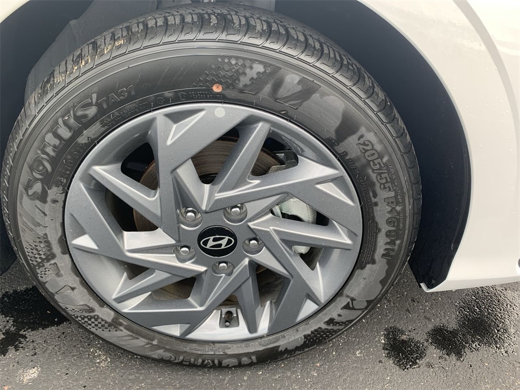 2025 Hyundai Elantra Blue SEL Sport photo 2