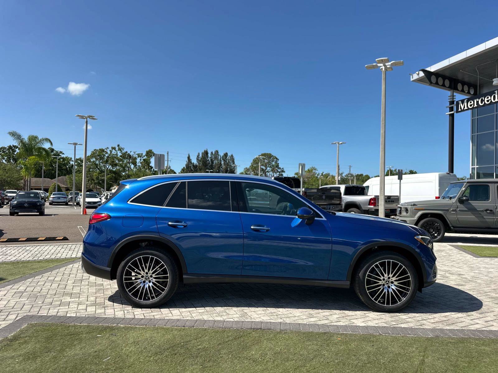 2025 Mercedes Benz GLC 300 photo 3