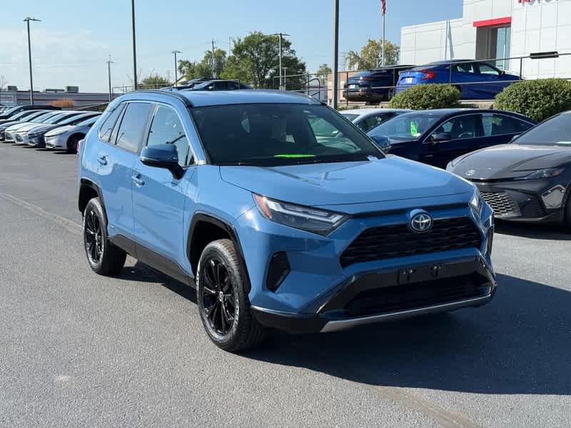 2022 Toyota RAV4 SE's photo