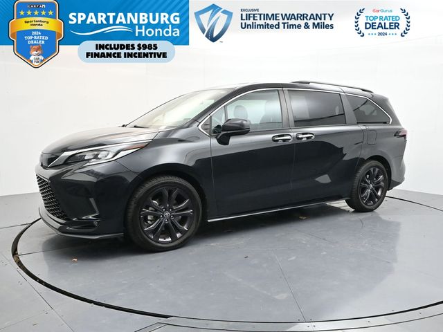 2023 Toyota Sienna XSE's photo