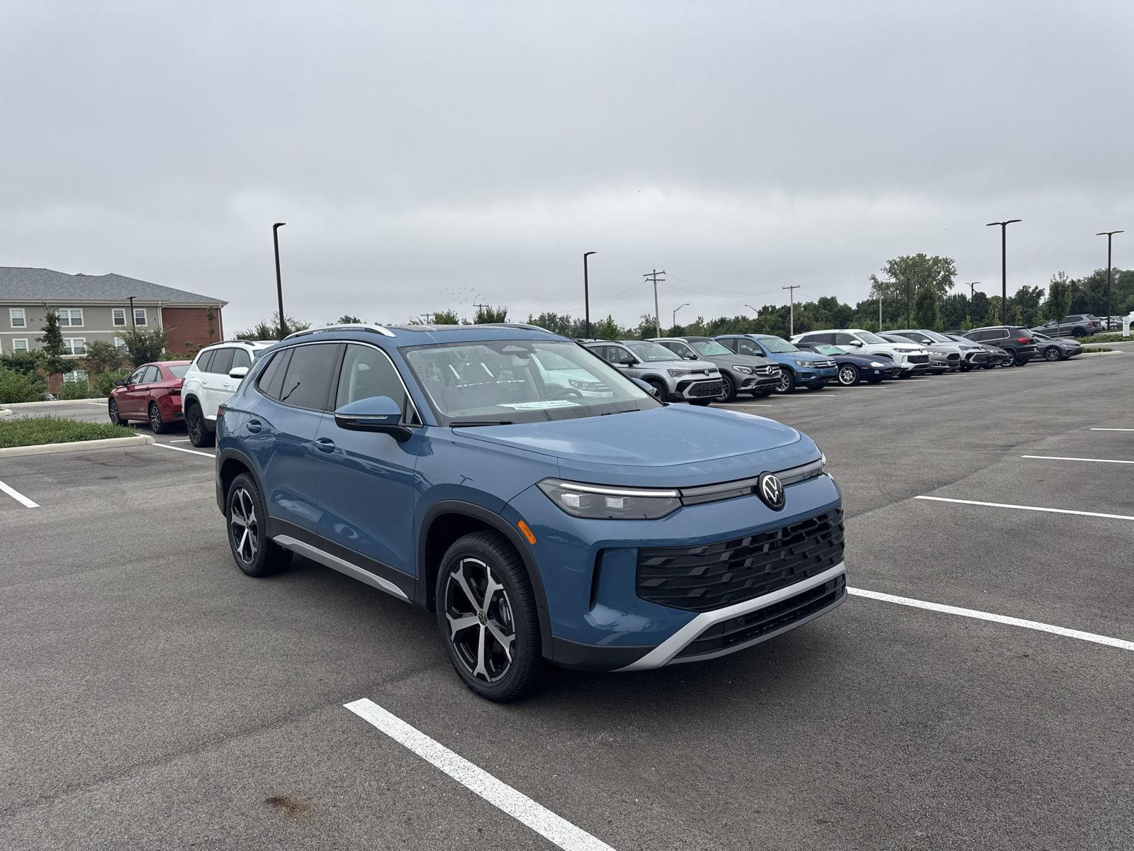 2025 Volkswagen Tiguan SE photo 3