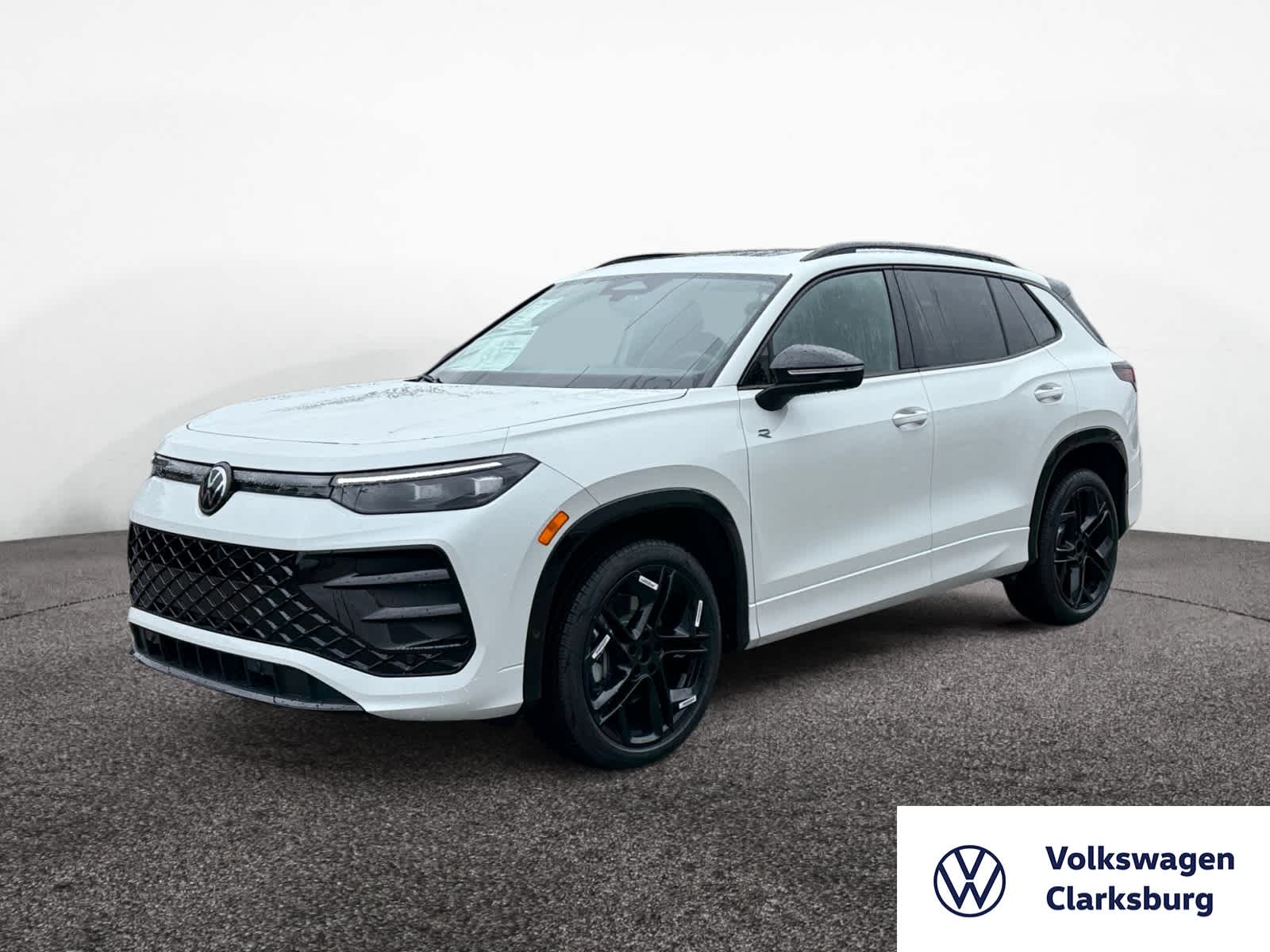 2025 Volkswagen Tiguan SE R-LINE BLACK's photo