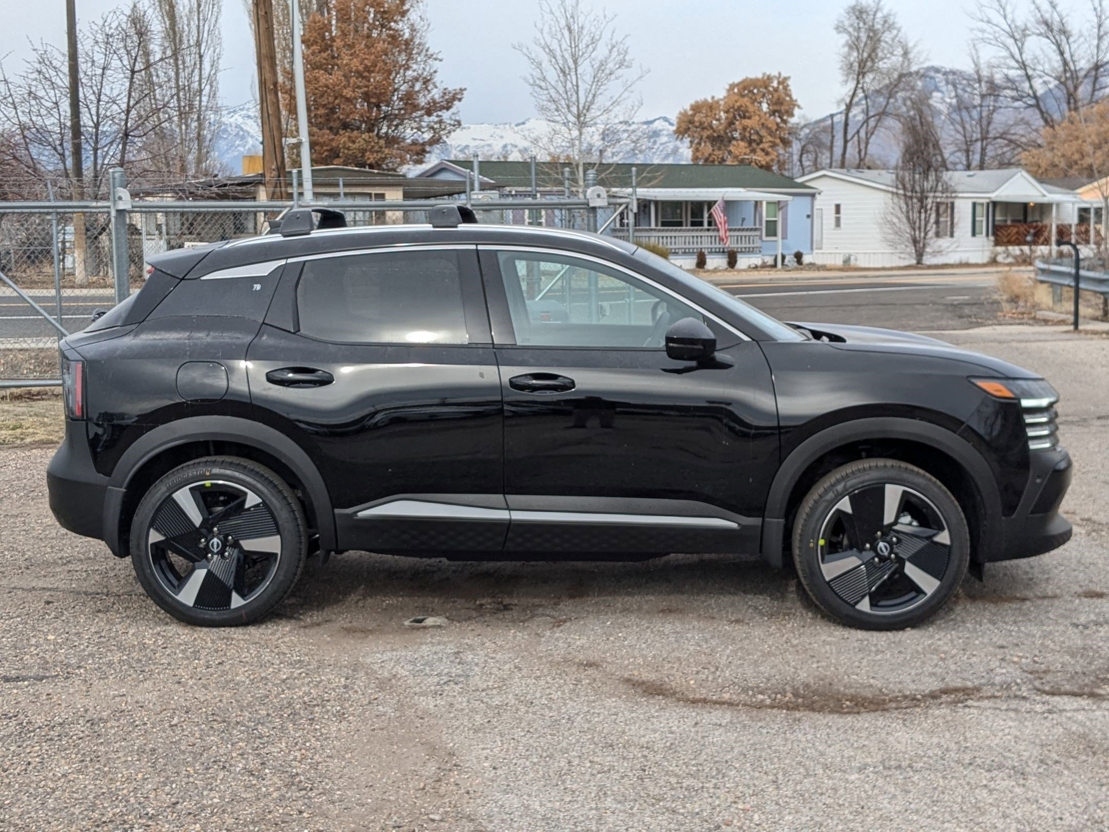 2025 Nissan Kicks SR photo 2