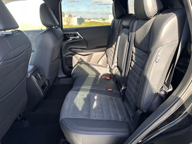 2024 Mitsubishi Outlander photo 15
