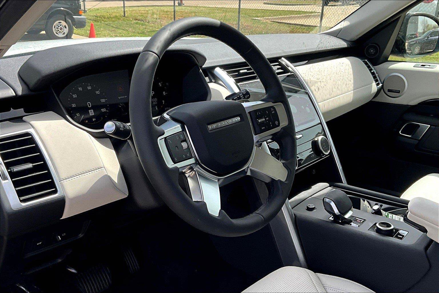 2025 Land Rover Discovery S photo 7